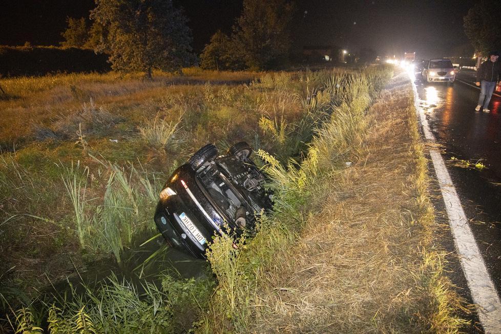 Lesignana, con l'auto dentro un canale. Salvato da un passante