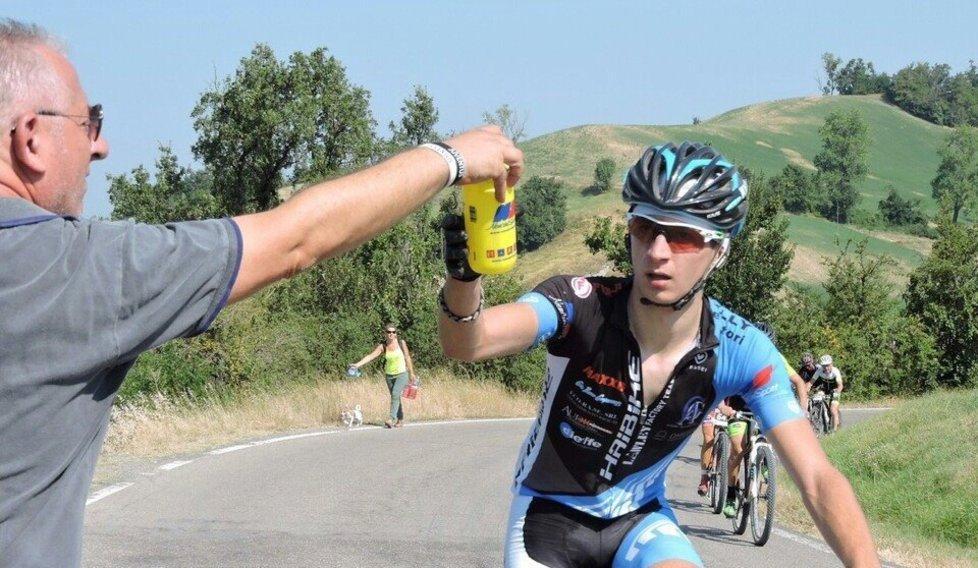 Una bella immagine di Simone Pardini, 16 anni, mentre babbo Roberto gli consegna la borraccia durante una corsa