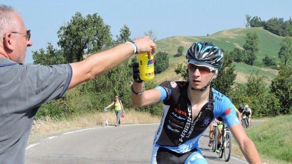 Una bella immagine di Simone Pardini, 16 anni, mentre babbo Roberto gli consegna la borraccia durante una corsa