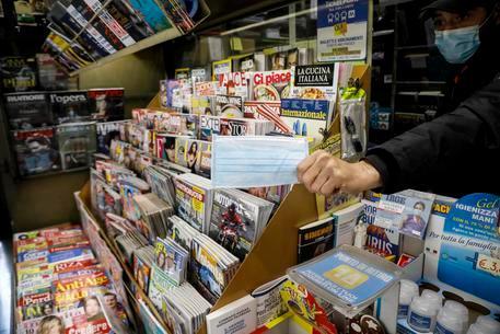 Corsa alle mascherine gratis in edicola: sono già finite