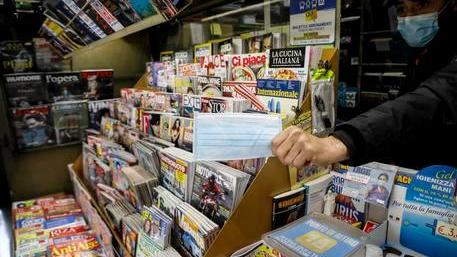 Corsa alle mascherine gratis in edicola: sono già finite