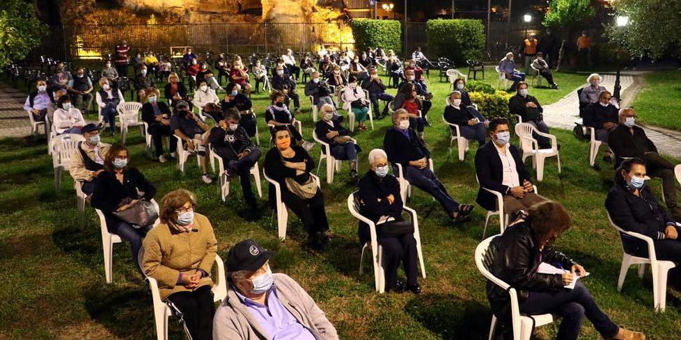 Ponte di Avenza, sindaco e assessori disertano l'incontro pubblico. La gente è col parroco: faremo di tutto per il rinvio 
