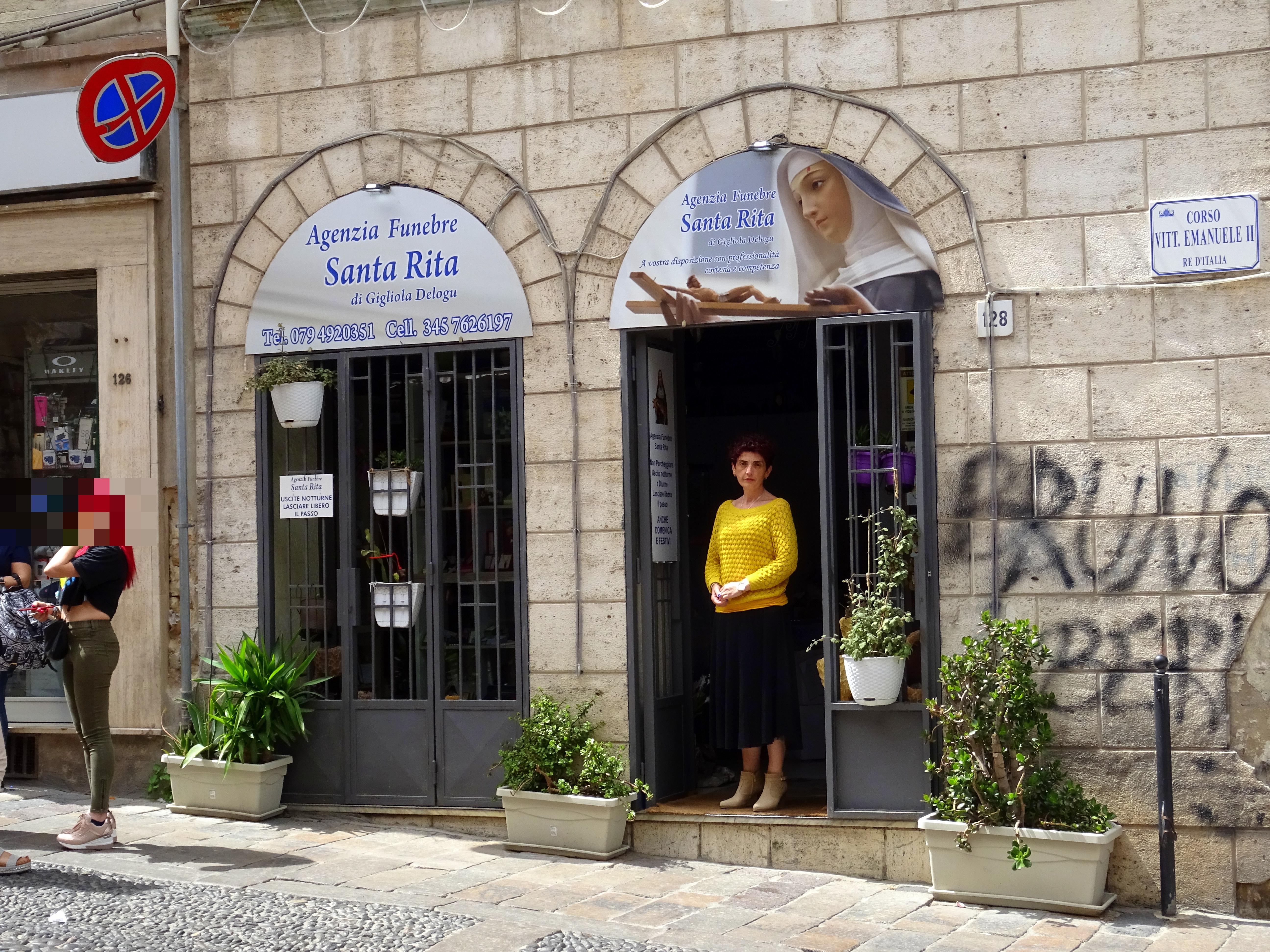 Picchiata e minacciata a Sassari: "Chiudi l'agenzia o ti bruciamo viva"