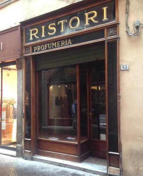 Polemica sugli arredi antichi rimossi dall’ex Ristori in via Fillungo 