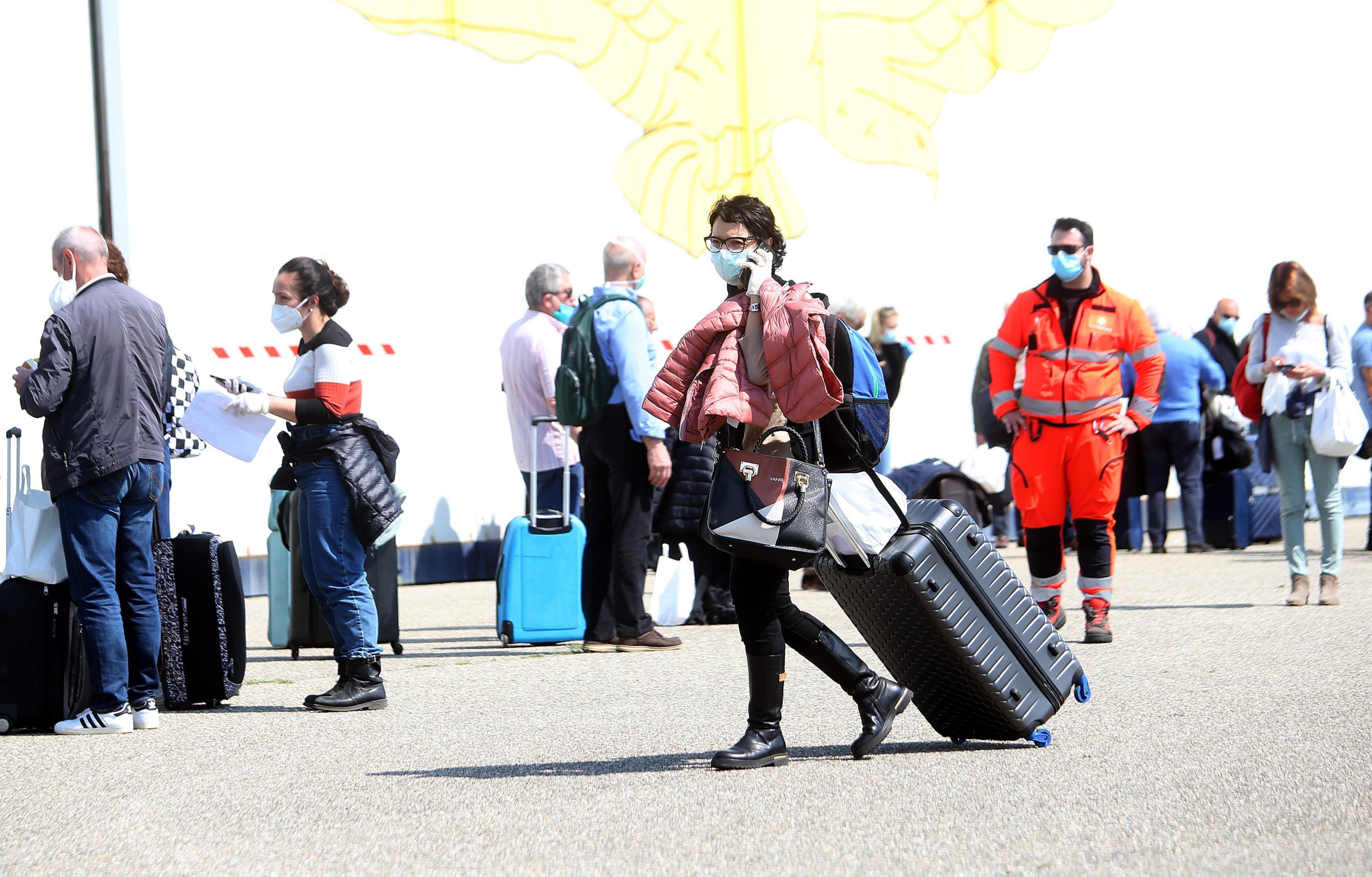 Fase 3 in Sardegna, registrazione dei turisti: per altri 7 giorni niente app né modulo online