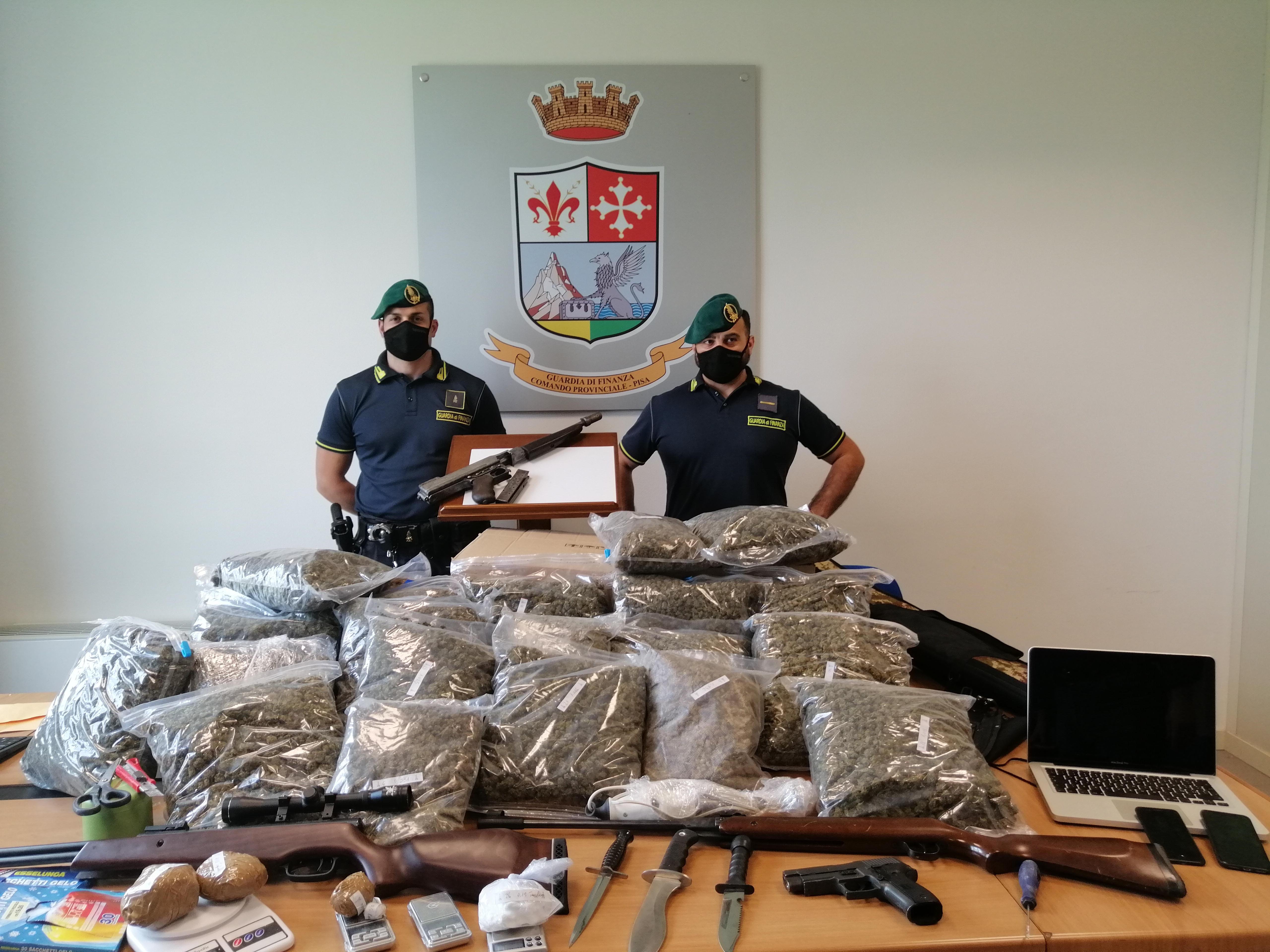 Armi e droga sequestrati
