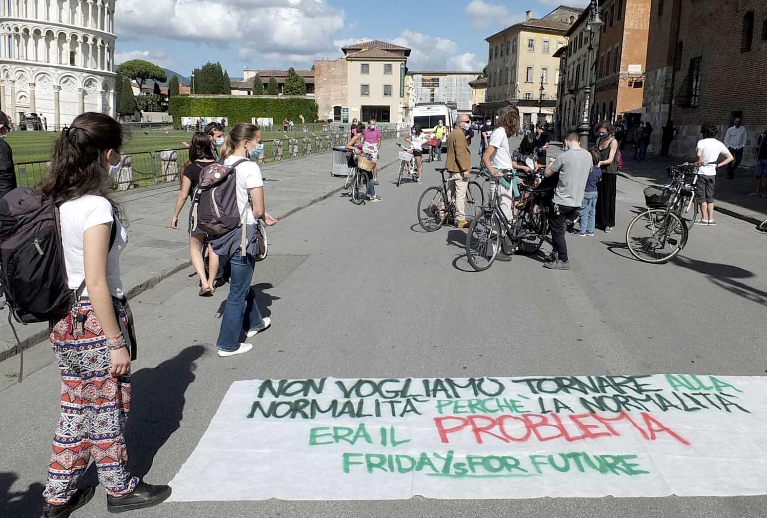 Le varie tappe della manifestazione degli attivisti dei Fridays For Future da via Bonanno a Piazza dei Miracoli (Foto Muzzi)