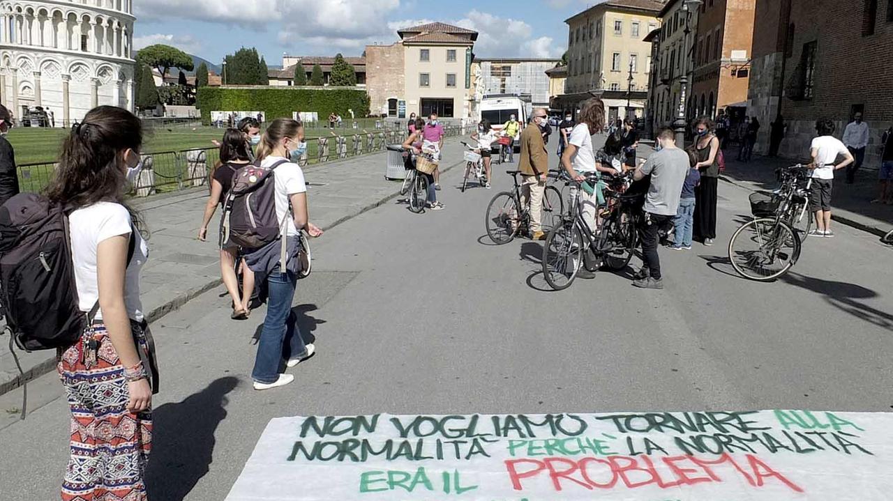 Le varie tappe della manifestazione degli attivisti dei Fridays For Future da via Bonanno a Piazza dei Miracoli (Foto Muzzi)