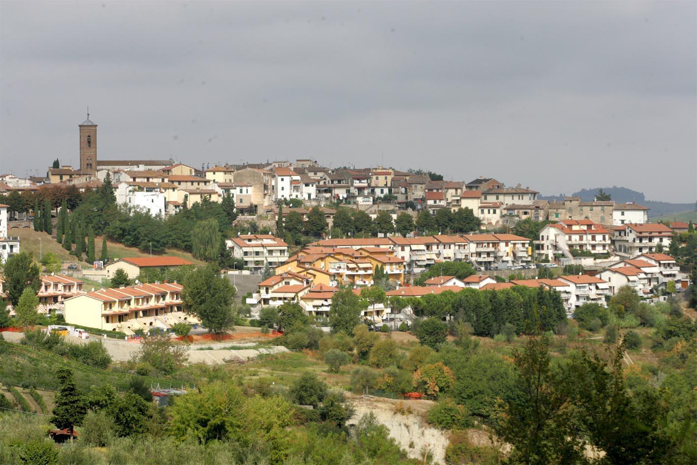Vedute dei tetti di  Montespertoli visti da via Lucardese (foto Carlo Sestini)