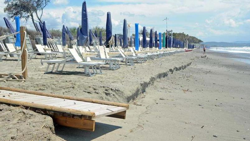 Non c’è pace per gli stabilimenti balneari: la stagione parte con una super mareggiata