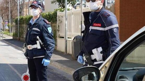 Viareggio, tentano di adescare due vigilesse: multati in cinque