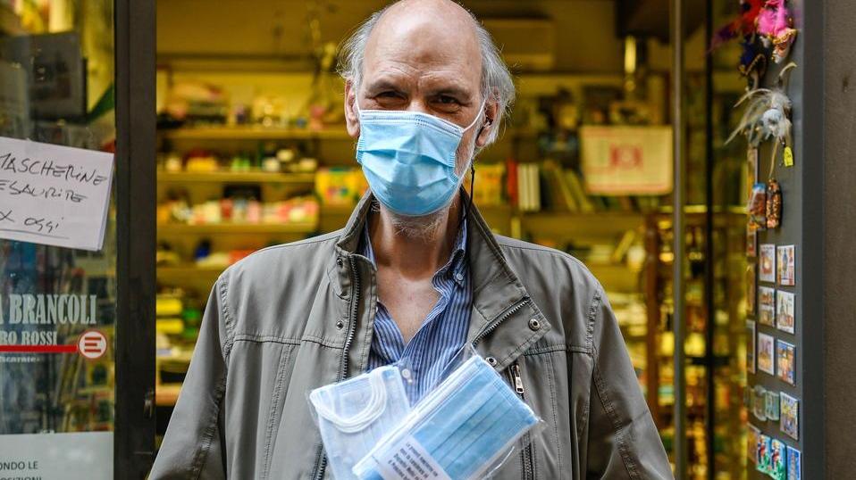 Mascherine finite in un’ora, assalto alle edicole di Lucca