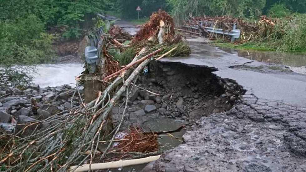 Crolla un ponte, lago Santo isolato: Fiumalbo rischia di finire sott’acqua