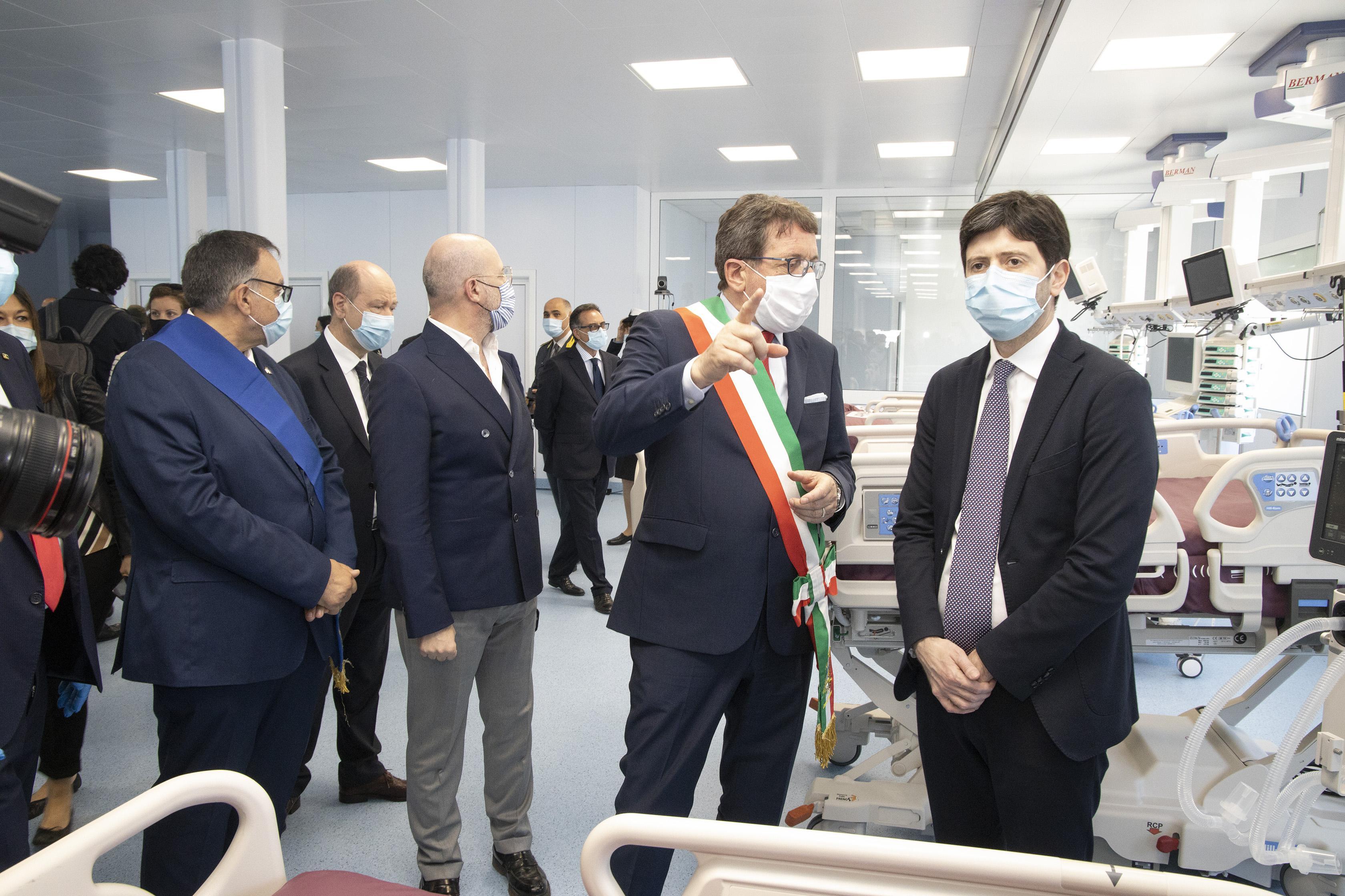 A Modena l’hub di terapia intensiva simbolo della sanità futura, il ministro Speranza: «Stop ai tagli» 