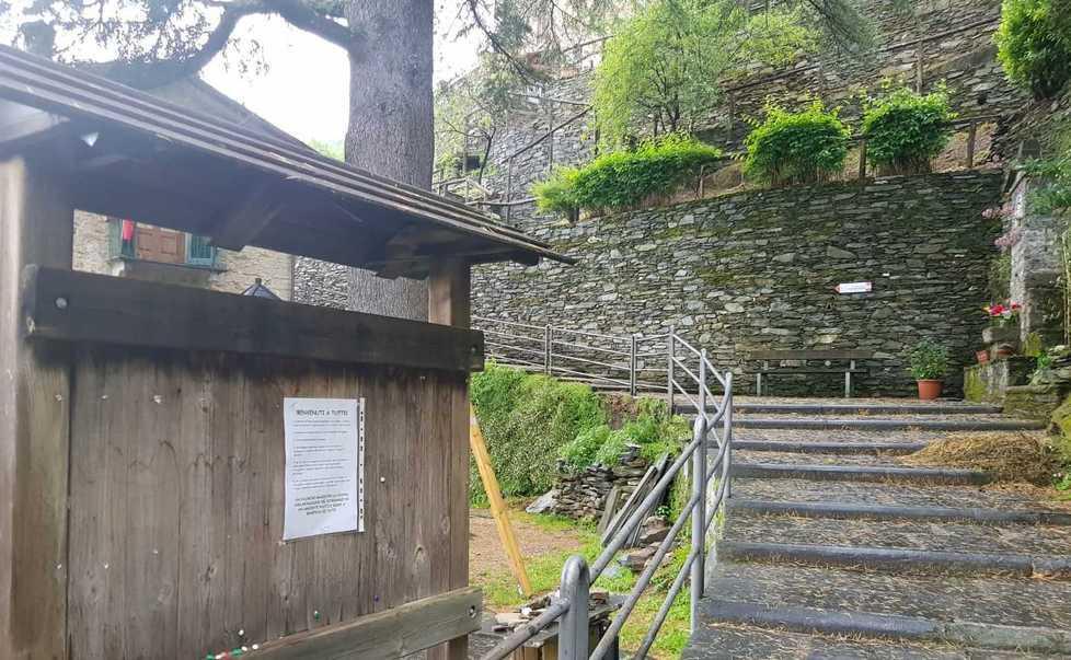 Gli abitanti di Pruno e i cartelli-appello ai turisti «Rispettate le regole covid» 