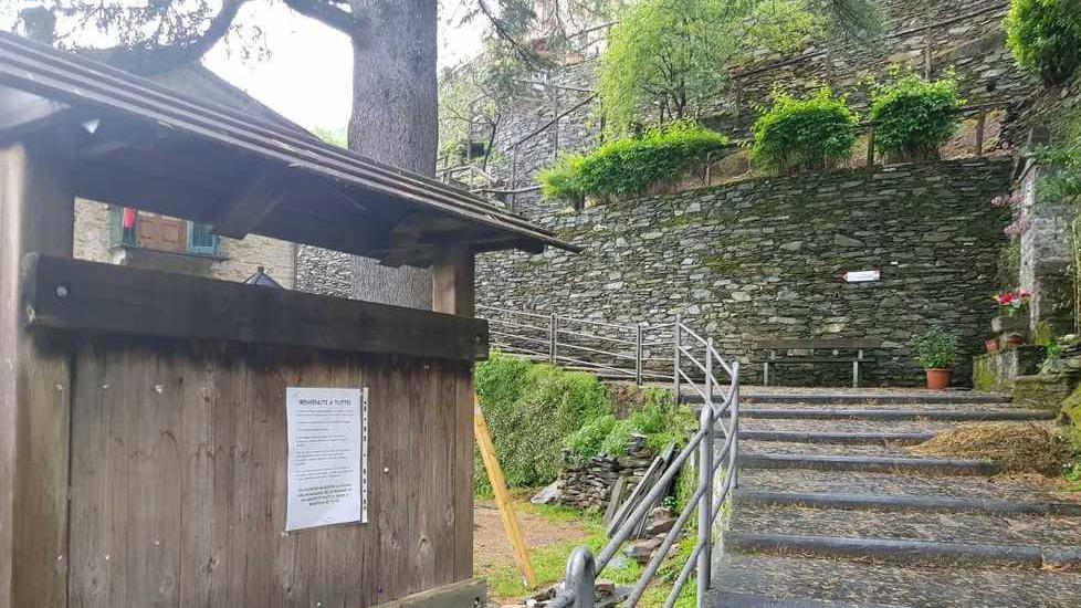 Gli abitanti di Pruno e i cartelli-appello ai turisti «Rispettate le regole covid»