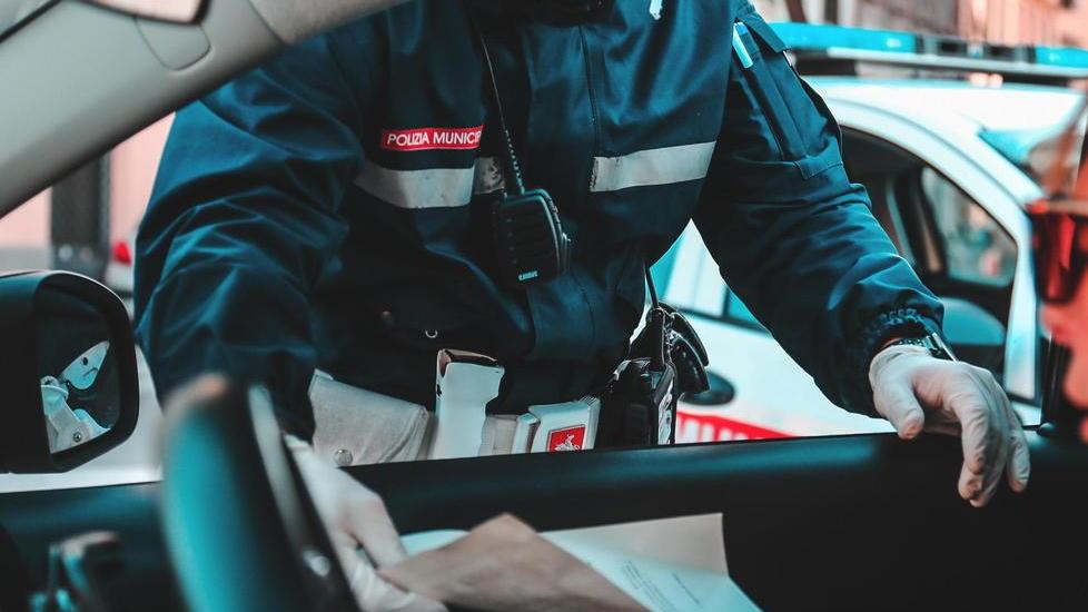 Rimase bloccato in Versilia Milanese multato dai vigili