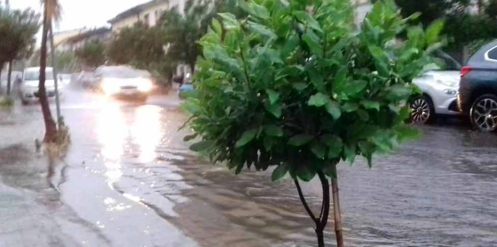 Un temporale manda mezza Viareggio ancora una volta sott’acqua 