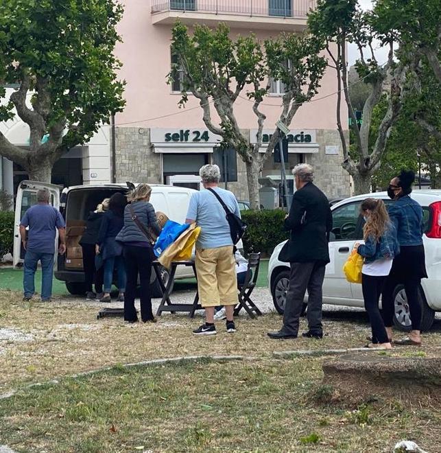 In fila per i kit per la raccolta consegnati dall’Esa