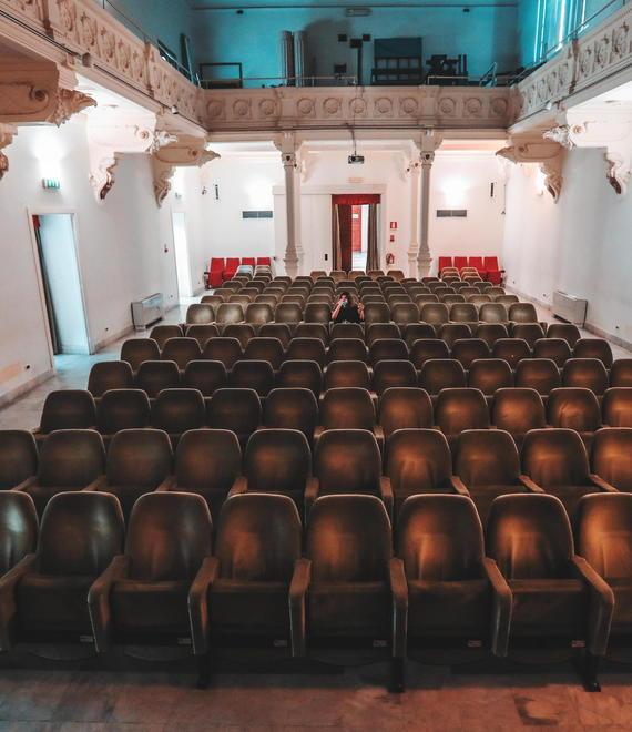Set vuoti, produzioni ferme ma film e tv ci hanno salvato