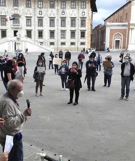 «Non bastano più tablet per fare la scuola» Tutti in piazza per chiedere di tornare in aula 