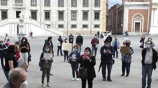 «Non bastano più tablet per fare la scuola» Tutti in piazza per chiedere di tornare in aula