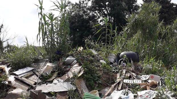 Allarme degrado, una discarica abusiva a pochi passi dalle case