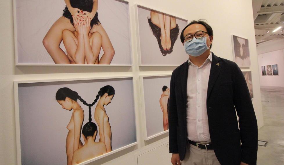Inaugurata la mostra dei nudi di Ren Hang, Lin: «Porto i cinesi»
