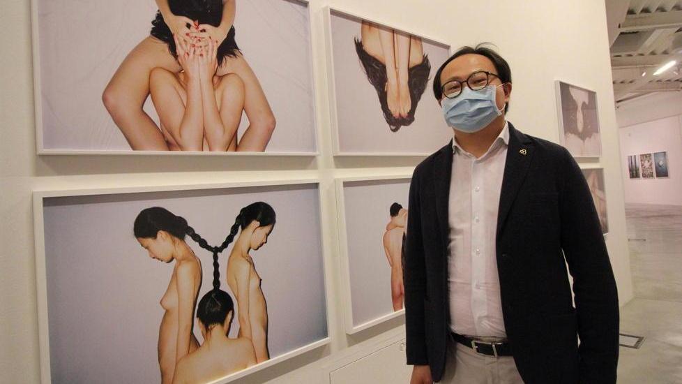 Inaugurata la mostra dei nudi di Ren Hang, Lin: «Porto i cinesi»