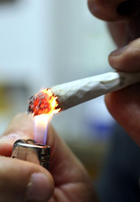 Fumo, dalle “canne” gli stessi danni delle sigarette ma in meno tempo 