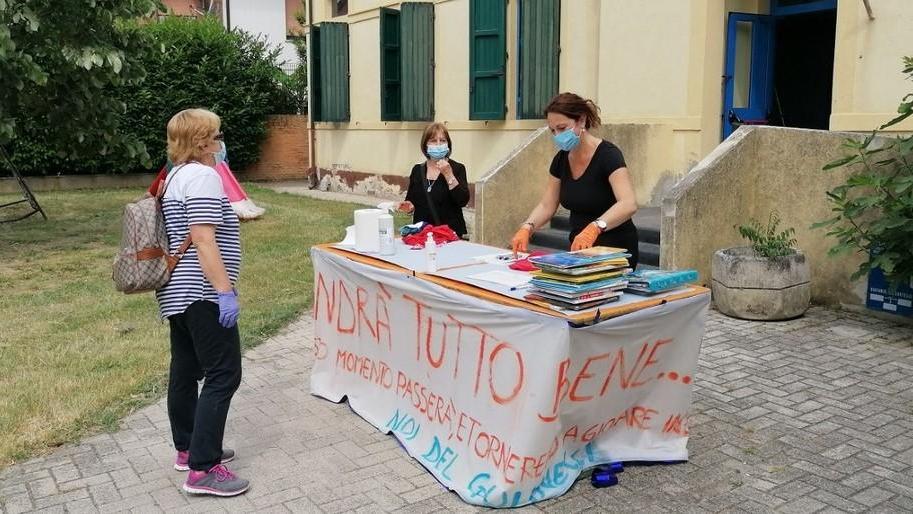 Le famiglie ritirano i libri