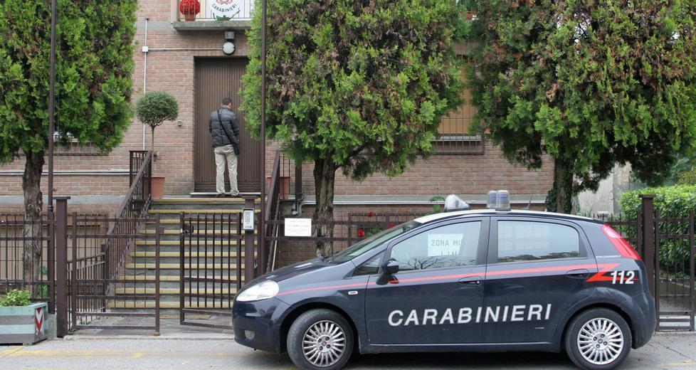 Si attacca al clacson di notte davanti a casa dell’ex suocero 