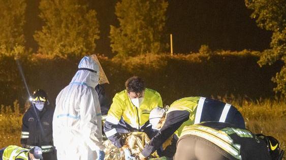 Lesignana Finisce nel fosso pieno d’acqua, autista salvato