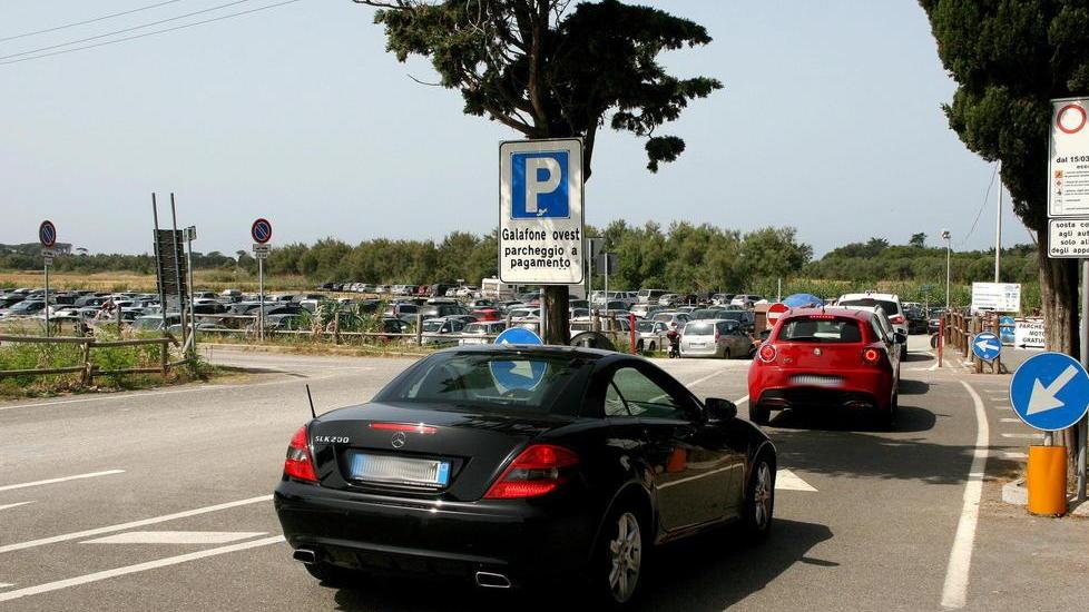 Spiagge Bianche, per pagare gli steward parcheggi più cari: ecco di quanto
