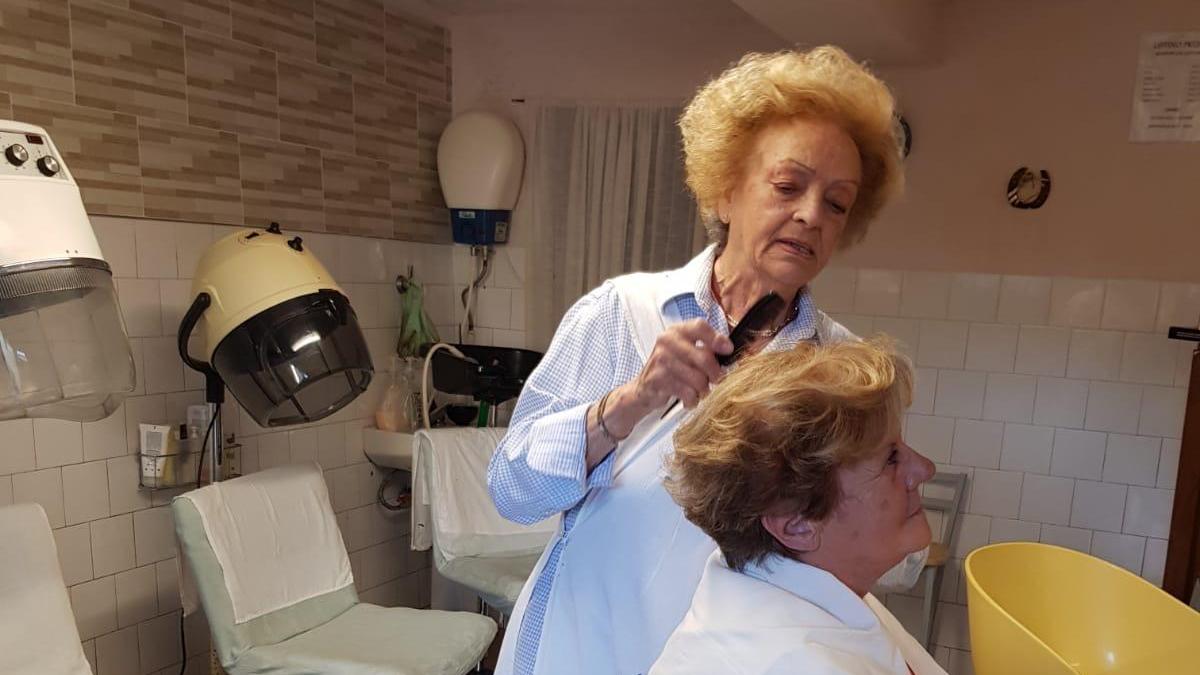 Parrucchiera per più di 60 anni: «Ora basta, troppi adempimenti»