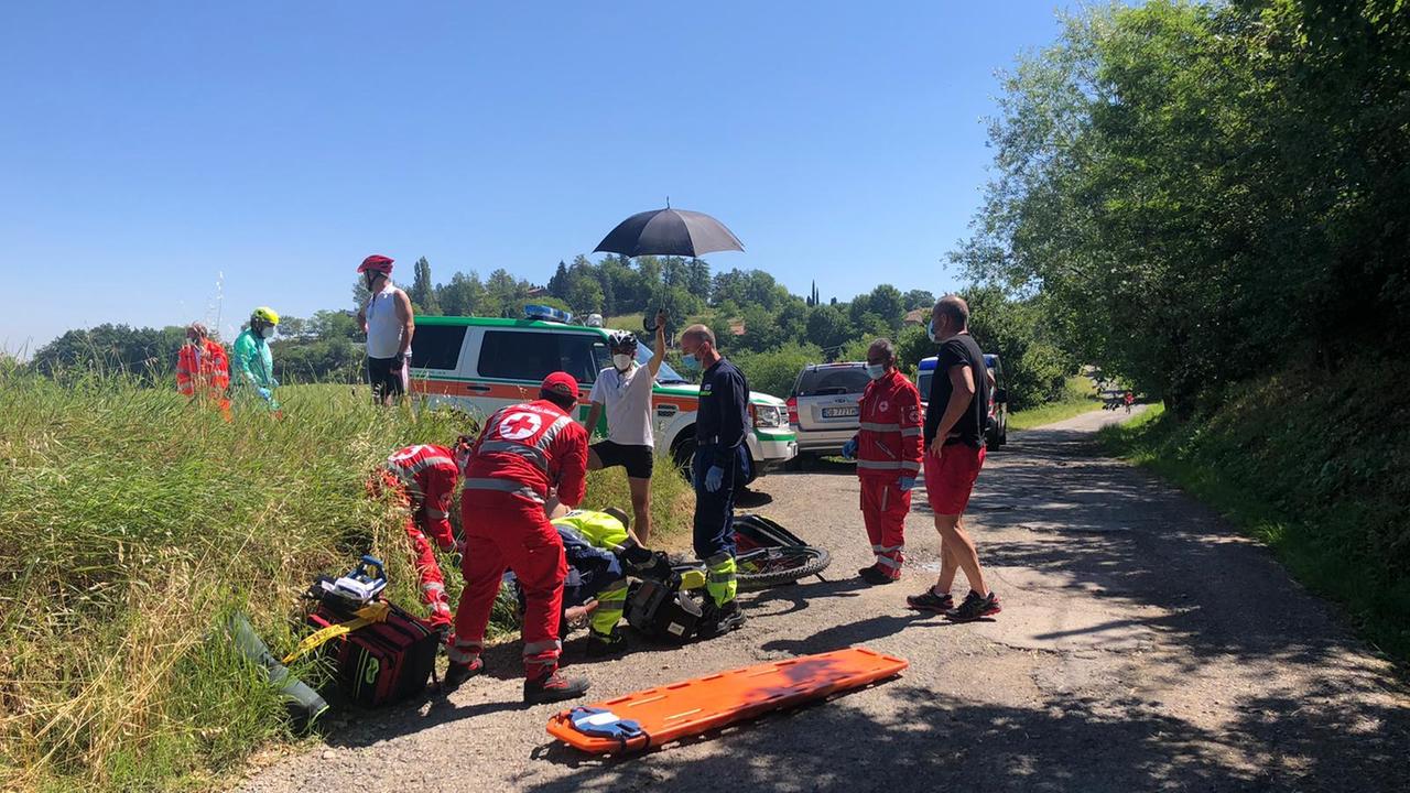 Albinea, ciclista grave dopo una caduta