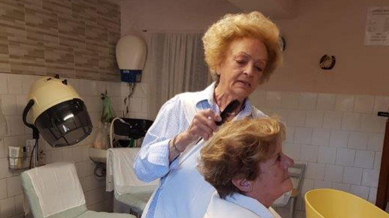 84 anni, la parrucchiera del paese chiude: «Mi sarebbe piaciuto continuare...» 