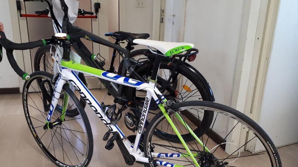 Due delle biciclette recuperate dalla polizia