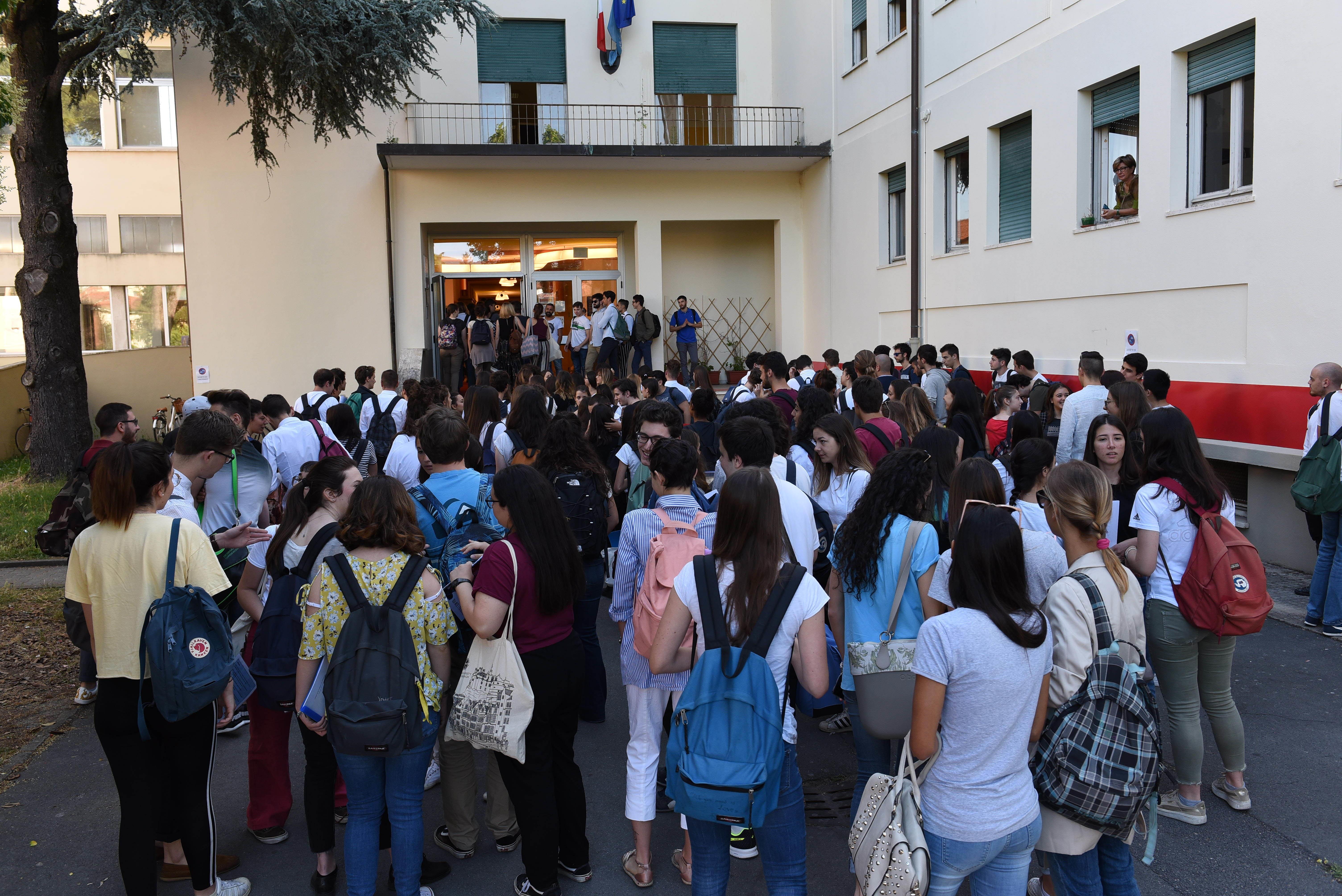 Studenti all'ingresso del liceo Vallisneri