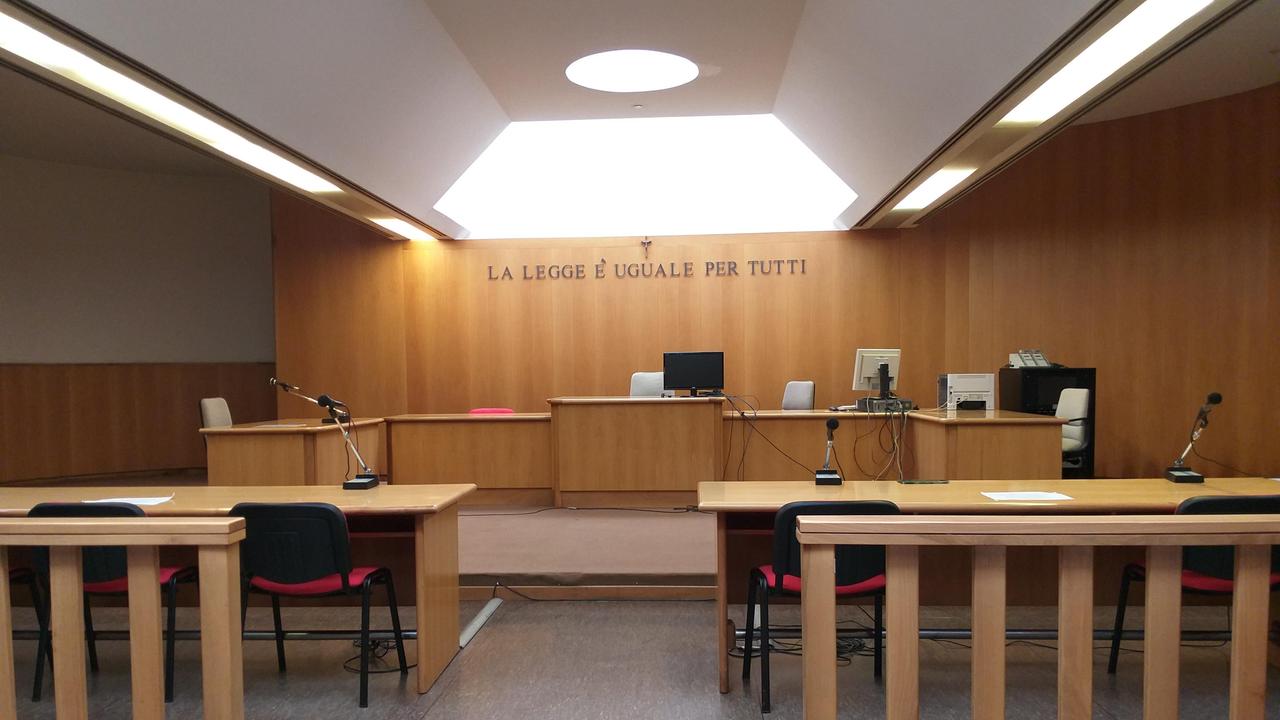 L'aula vuota del giudice dell'udienza preliminare nel Tribunale di Prato