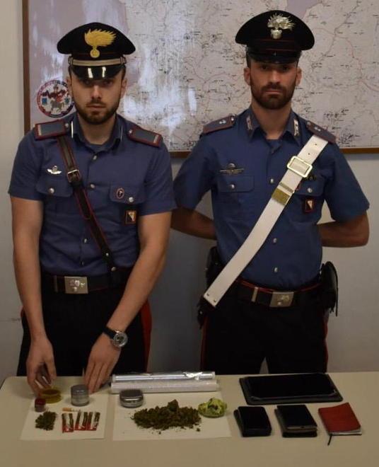 La droga e il materiale sequestrati dai carabinieri della Stazione di San Marcello