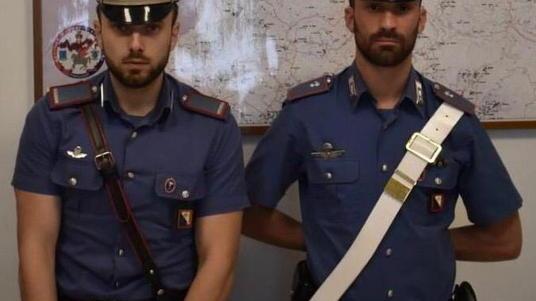 La droga e il materiale sequestrati dai carabinieri della Stazione di San Marcello