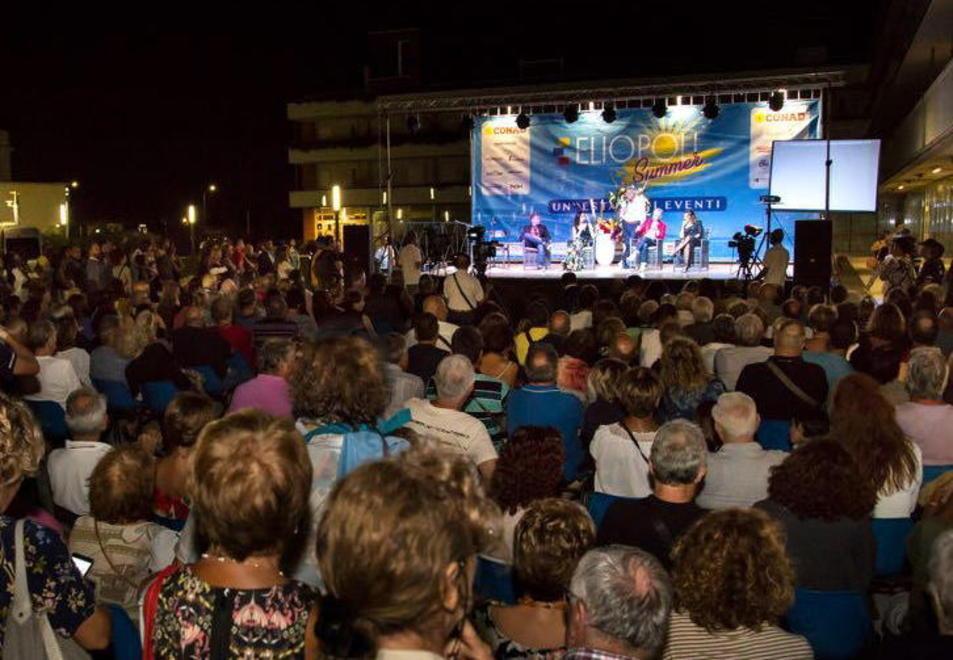 Una serata particolarmente affollata di una delle precedenti edizioni della manifestazione del litorale pisano