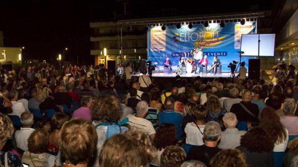 Una serata particolarmente affollata di una delle precedenti edizioni della manifestazione del litorale pisano