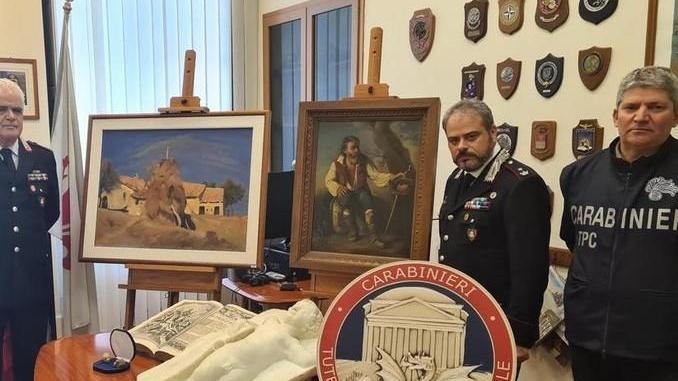 I reperti recuperati dai carabinieri