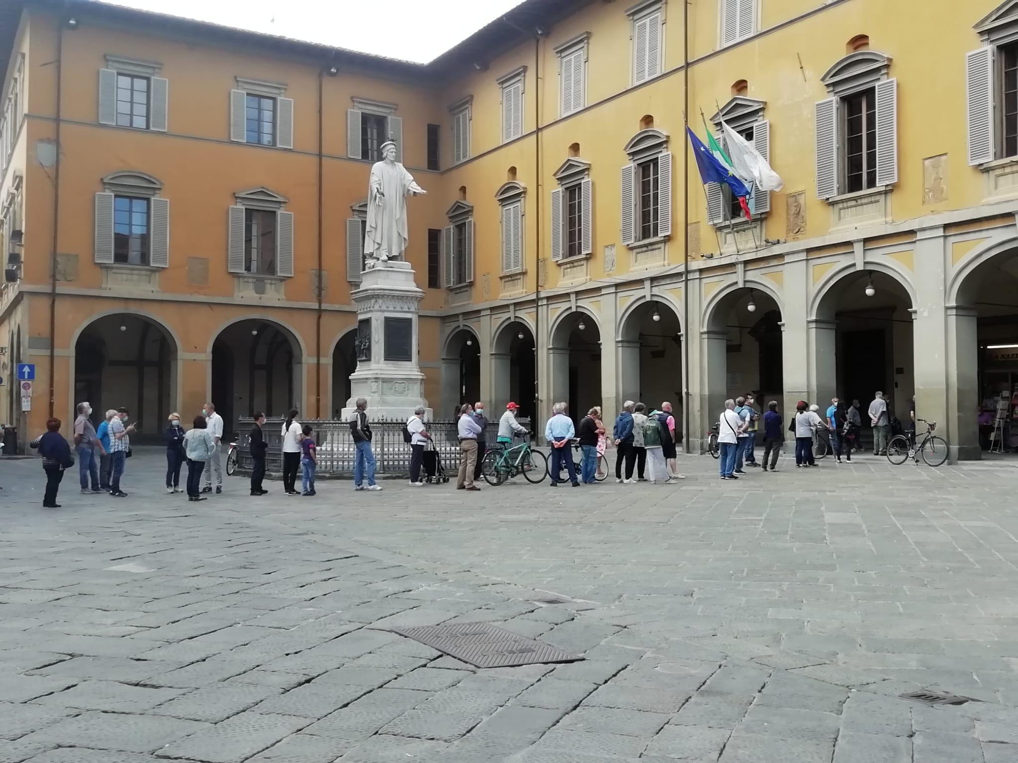 La fila davanti all'edicola di piazza del Comune