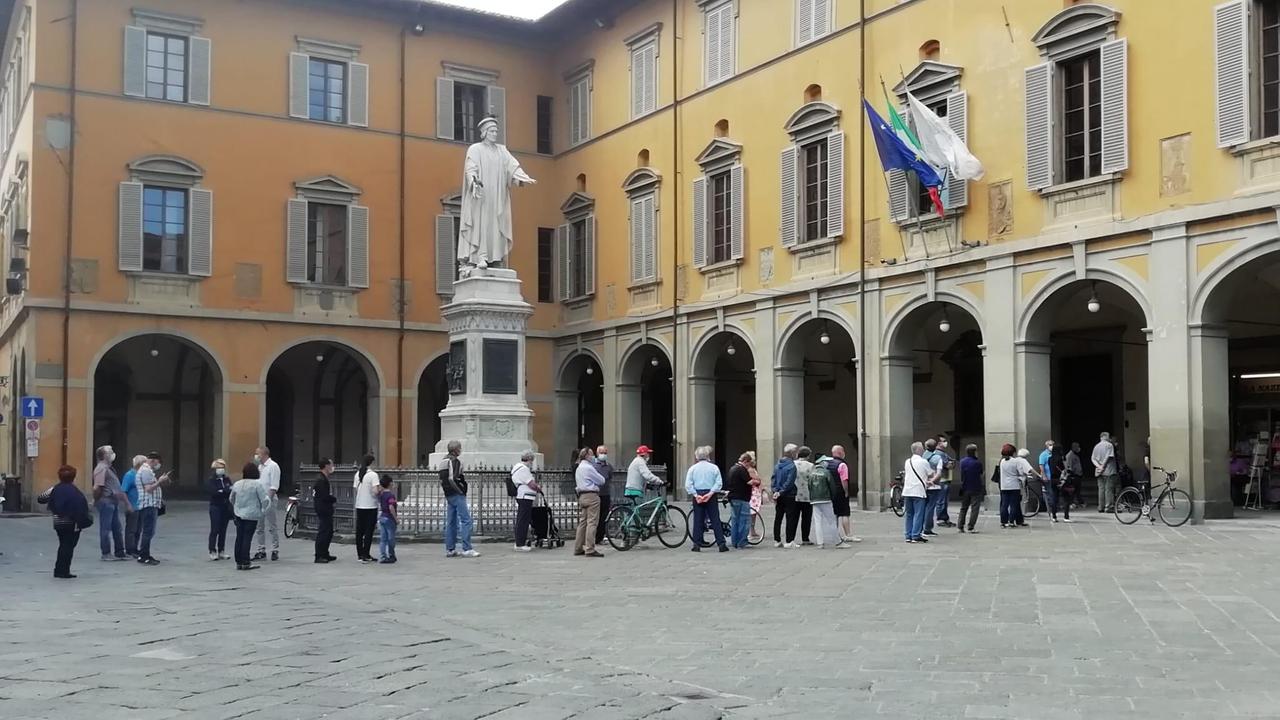 La fila davanti all'edicola di piazza del Comune