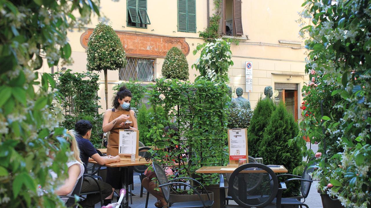 Distanziatori green in piazza degli Ortaggi a Pistoia