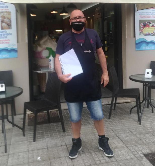 Andrea Bottai con la raccolta firme