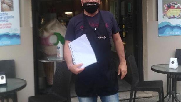 Andrea Bottai con la raccolta firme